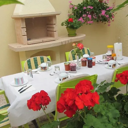Les Glycines Bed & Breakfast 3*
