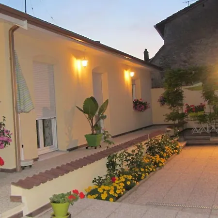 Les Glycines Bed & Breakfast