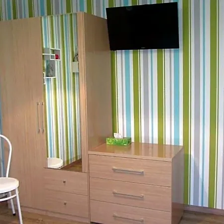 Les Glycines Bed and Breakfast 3*
