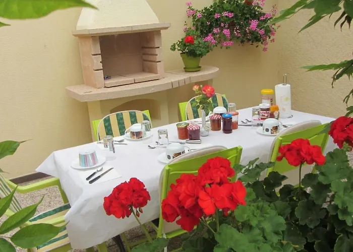 Les Glycines Bed & Breakfast 3*