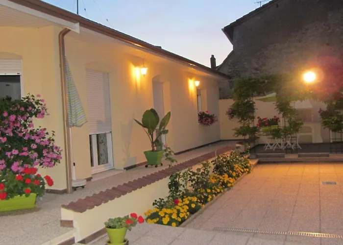 Les Glycines Bed & Breakfast