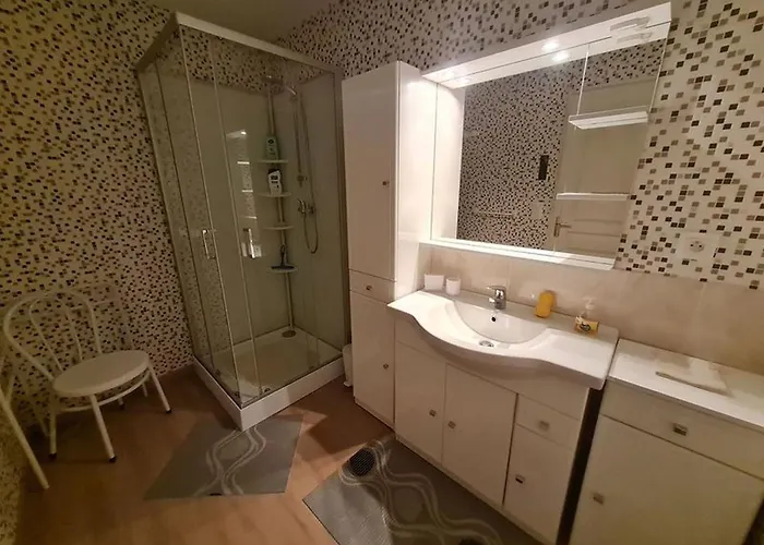 Les Glycines Bed & Breakfast